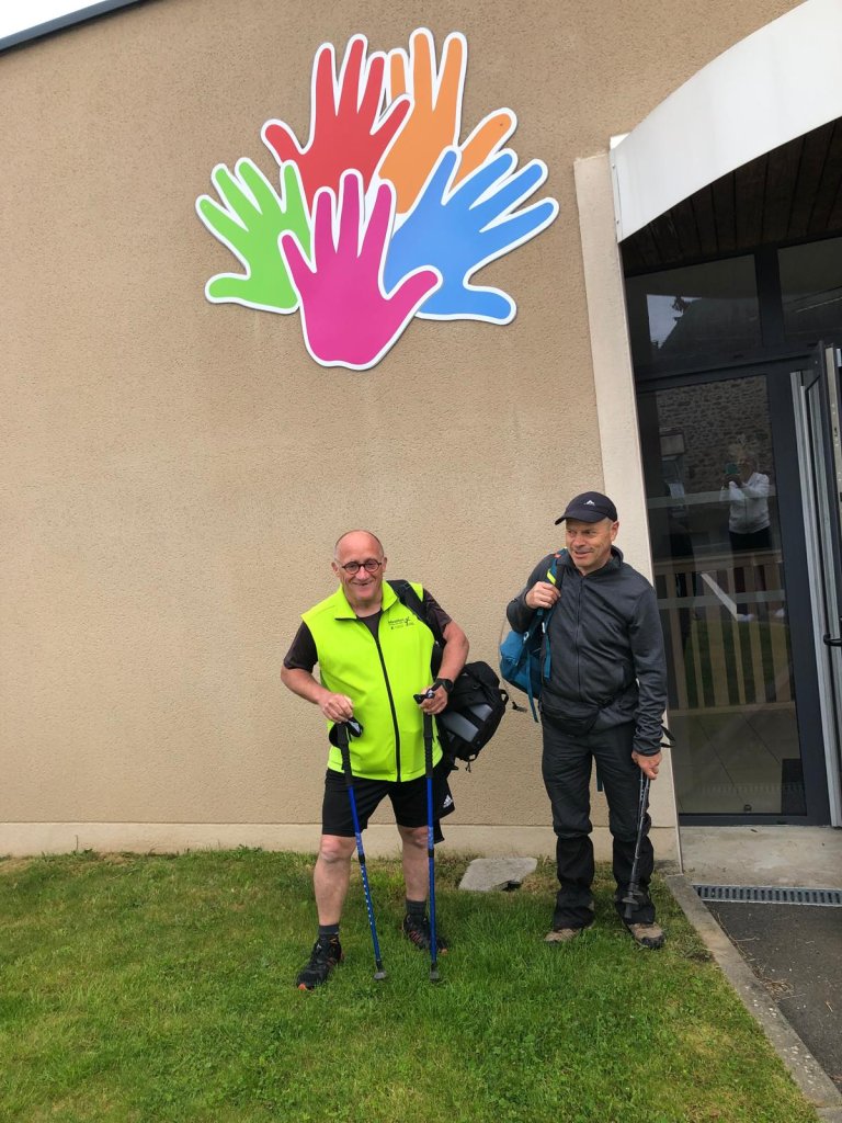 <p>photo de nos deux marcheurs au départ</p>